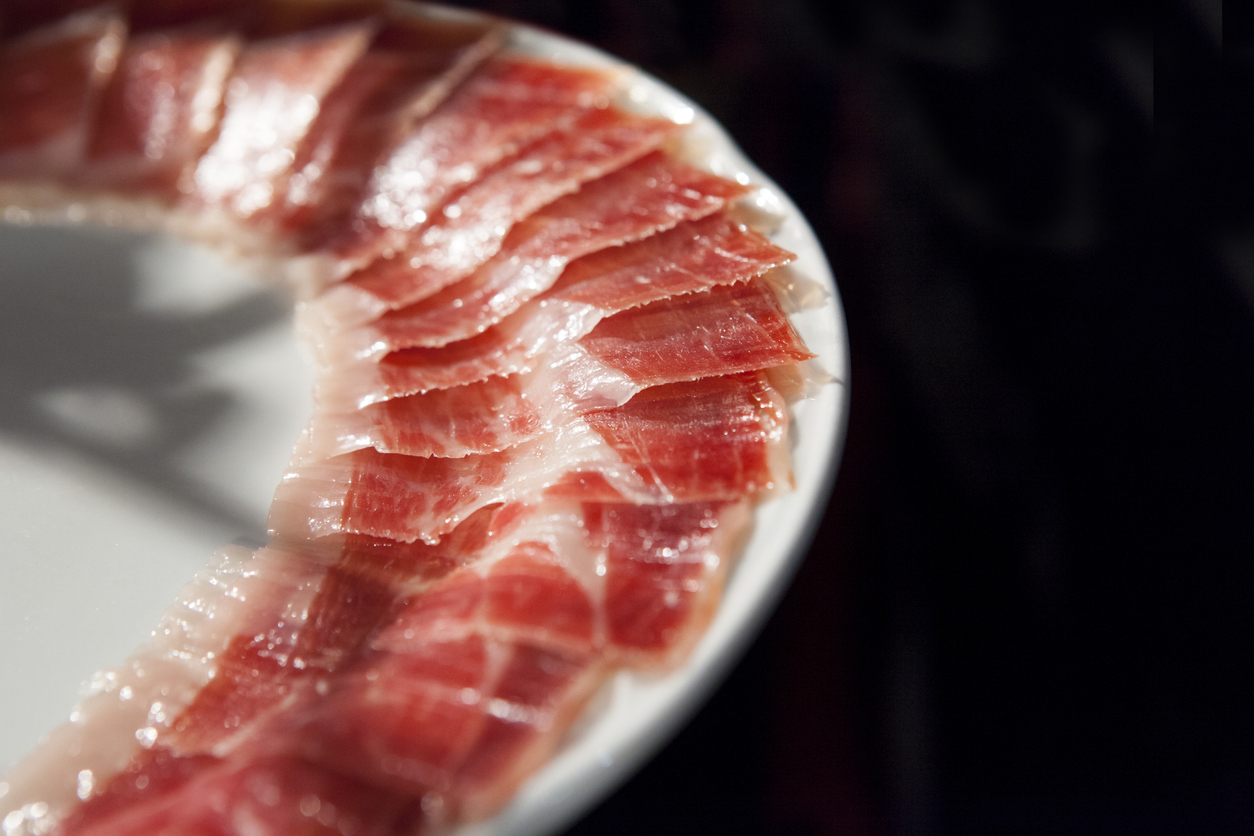 Plato de Jamón con el detalle del corte perfecto